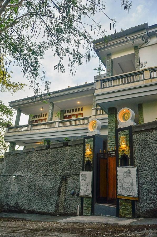 The Puncak Santhi Inn Batununggul Exterior foto